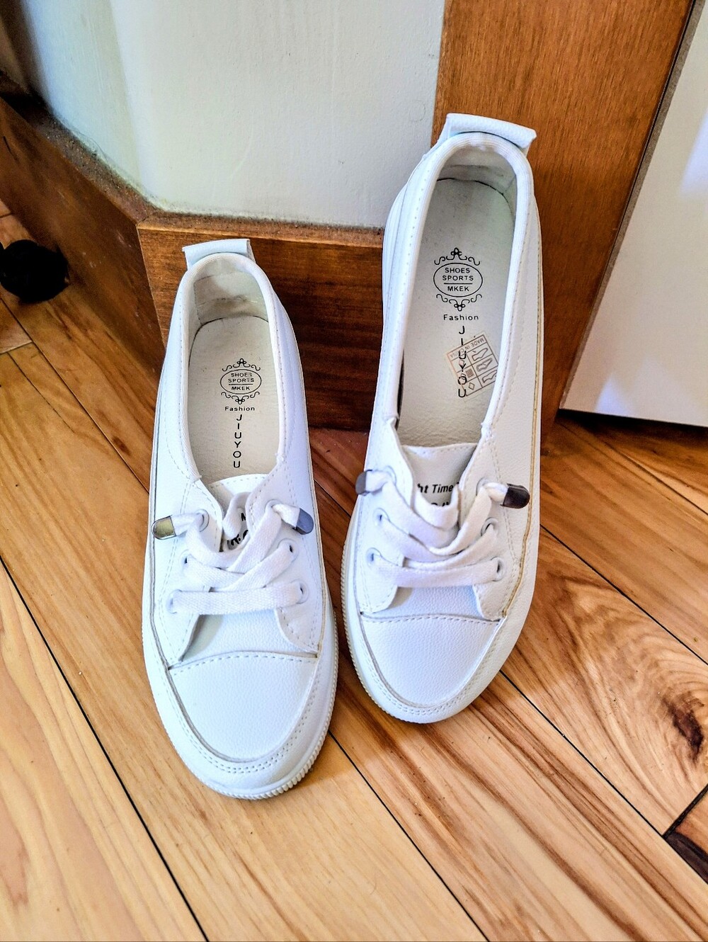 EUC White sneakers, comfortable sole, a no-tie lace